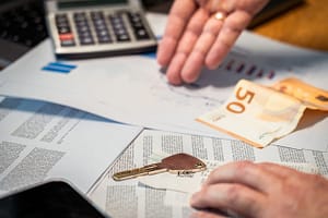 Documentos financeiros, calculadora e dinheiro representando dívida bancária e gestão de passivos bancários da empresa